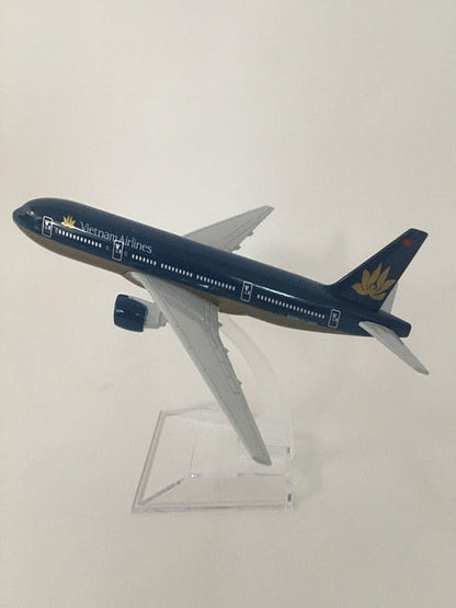 JASON TUTU Original model a380 airbus Boeing 747 airplane model aircraft Diecast Model Metal 1:400 airplane toy Gift collection baby magazin 